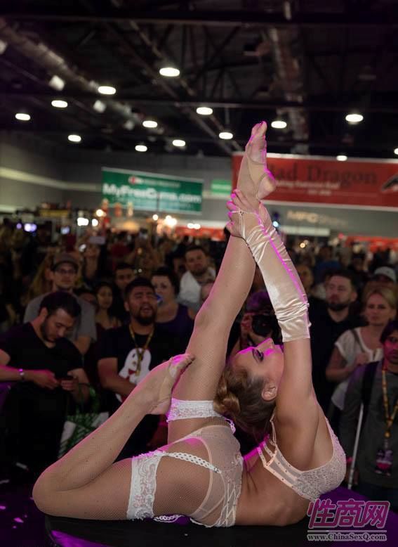 美国Exxxotica成人展成为年轻情侣的打卡圣地图片30