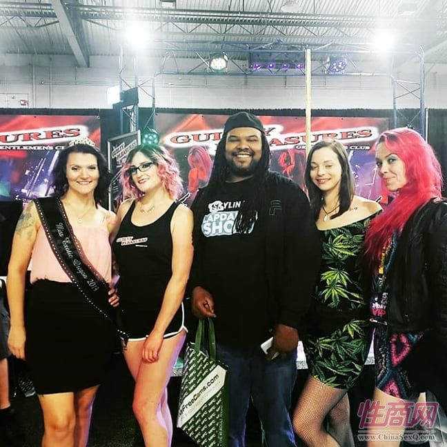 美国Exxxotica成人展成为年轻情侣的打卡圣地图片42