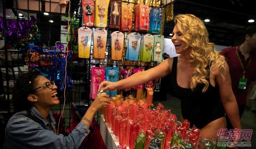 美国Exxxotica成人展成为年轻情侣的打卡圣地图片50