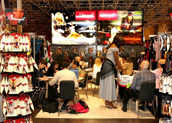 参展采购商和展商洽谈合作