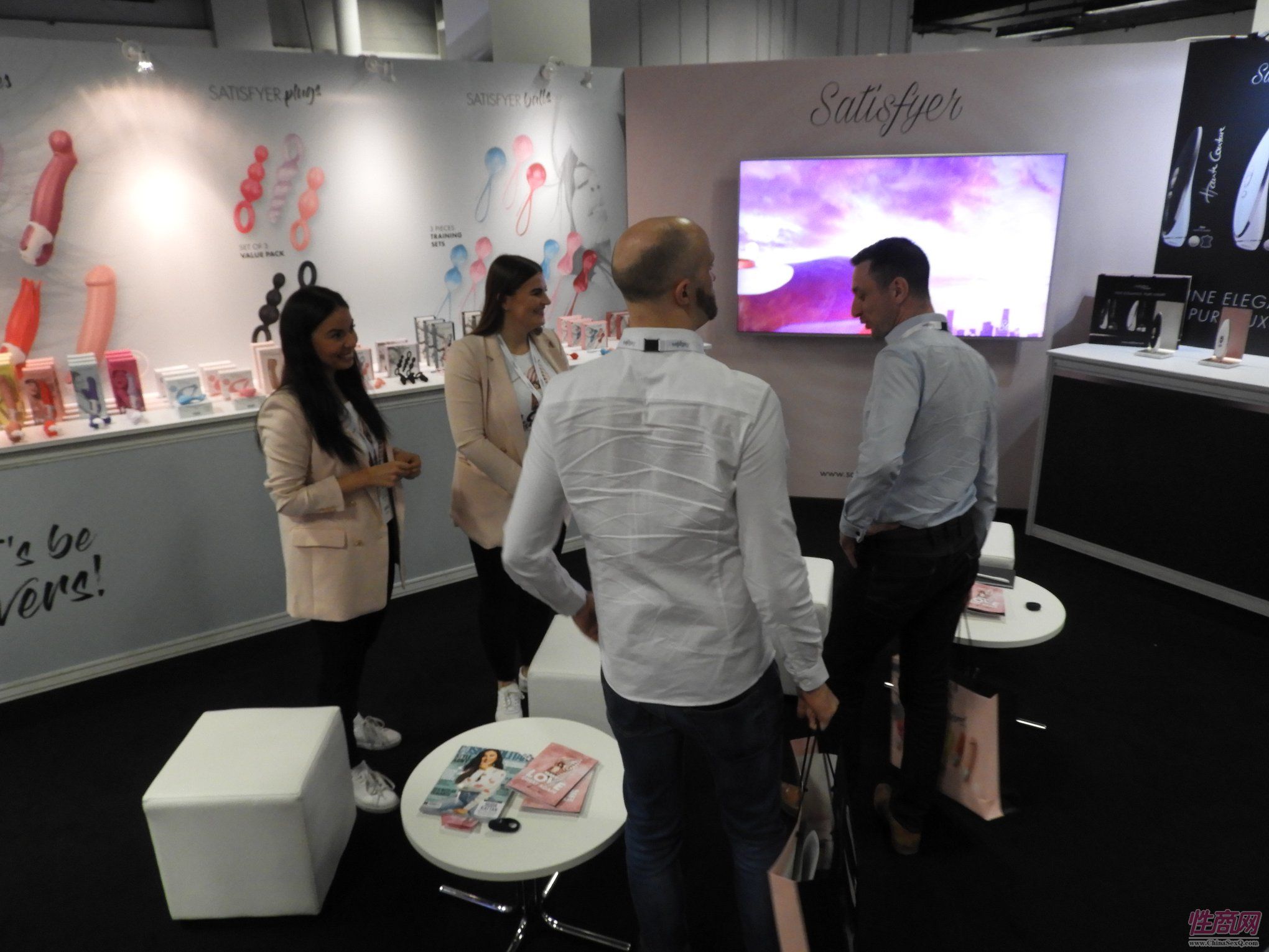 Satisfyer展台两位小姐姐热情接待采购商嘉宾