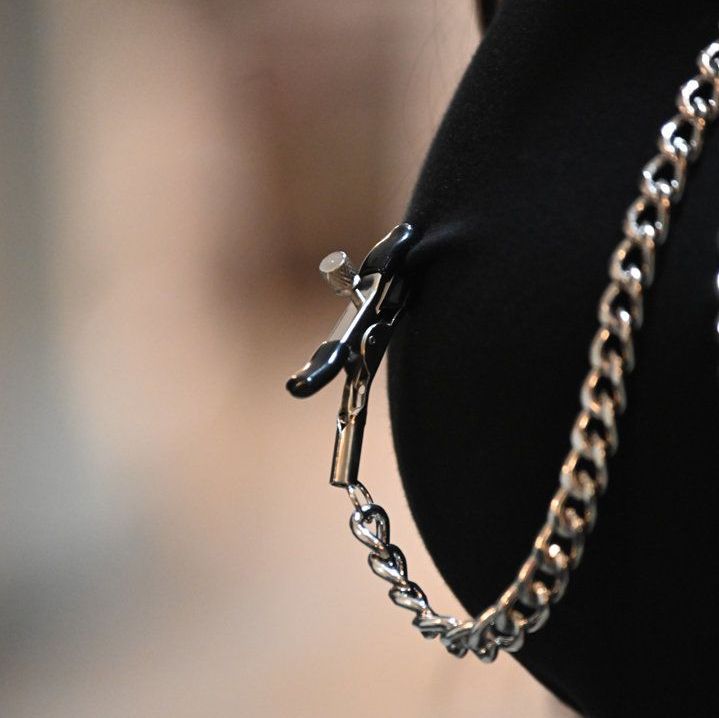 颇为刺激的乳夹玩具