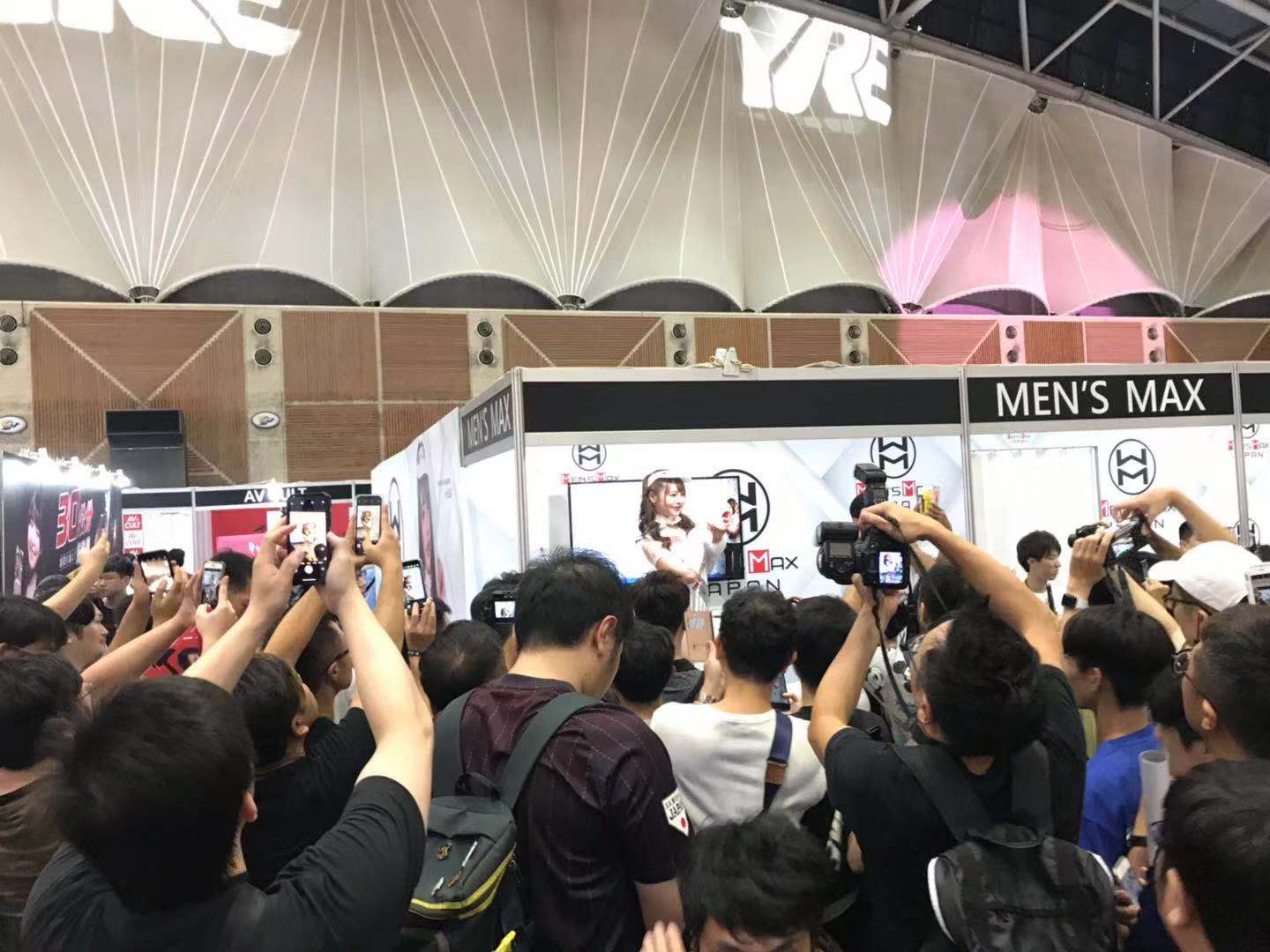 Mensmax展台上著名女优小倉由菜(yuna ogura)展示男用情趣玩具