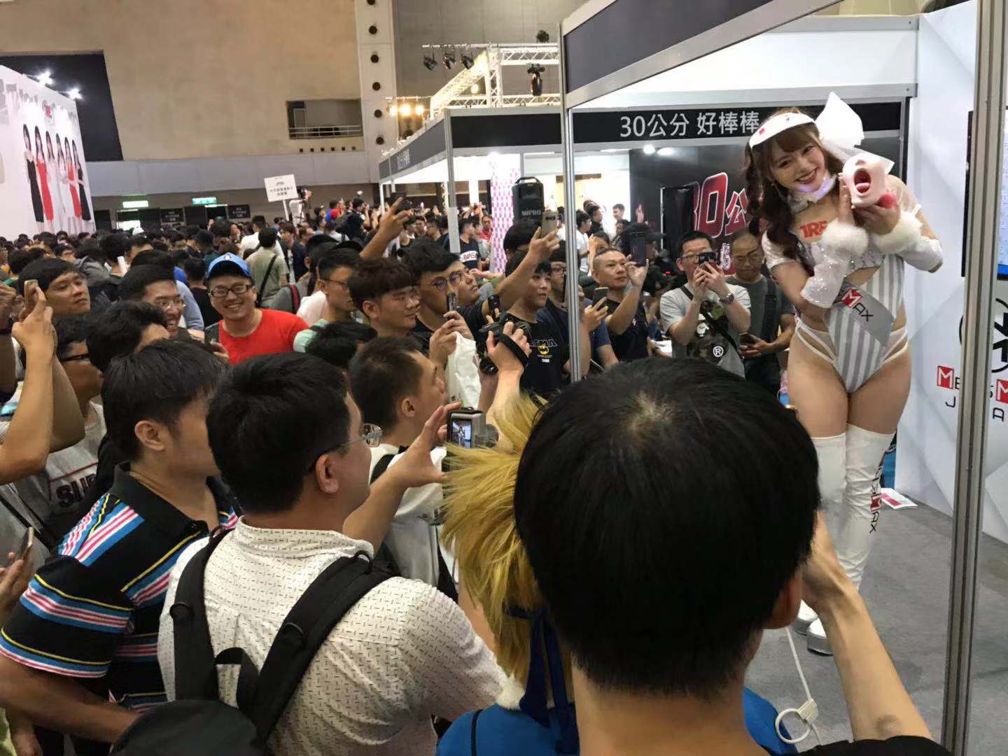 小仓由菜展示MensMax情趣玩具