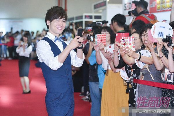 好色不分男女,日本男优被女粉狂拍