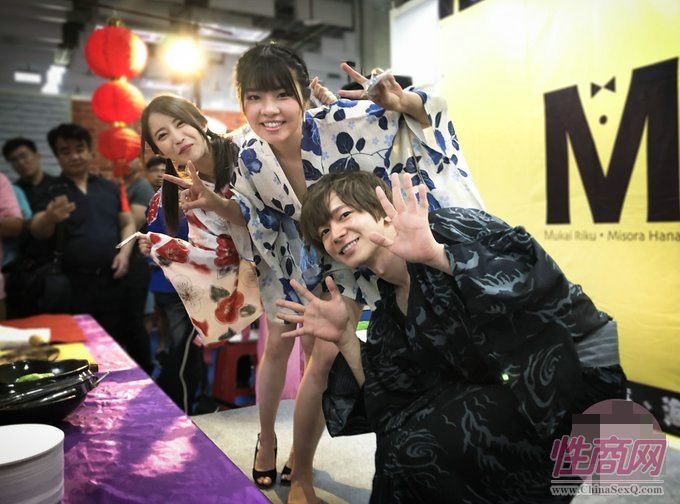 嘉宾和观众致意