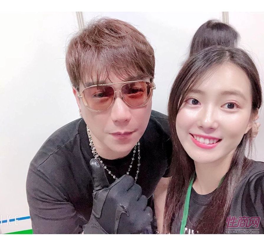 两位主持人台下合影