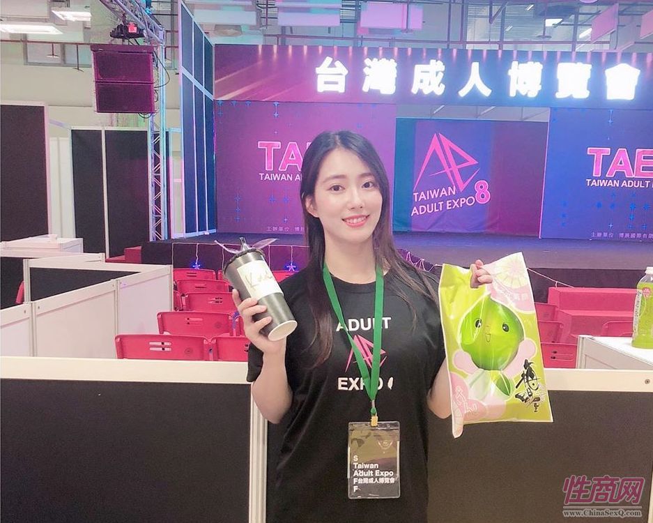 美女主持人:這次參與tae台灣成人博覽會。在大舞台上有些緊張,好像还有人说我:翻譯怎麼那樣