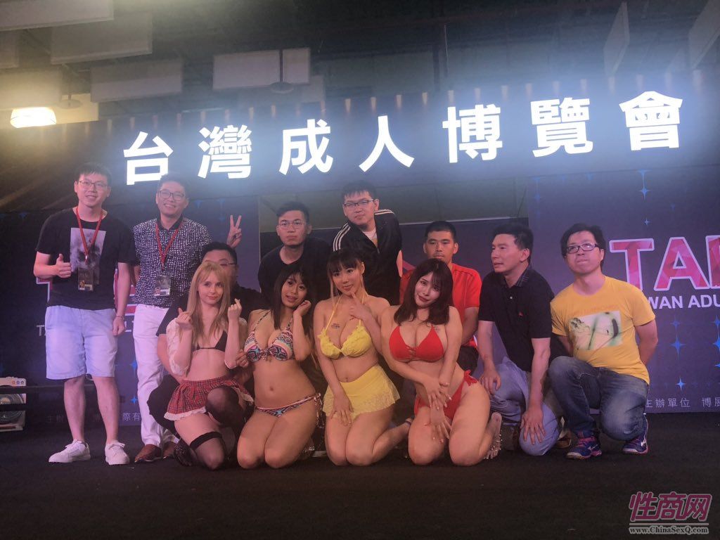 幸运男观众和女神嘉宾合影