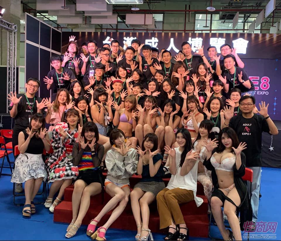 展会部分嘉宾和工作人员大合照