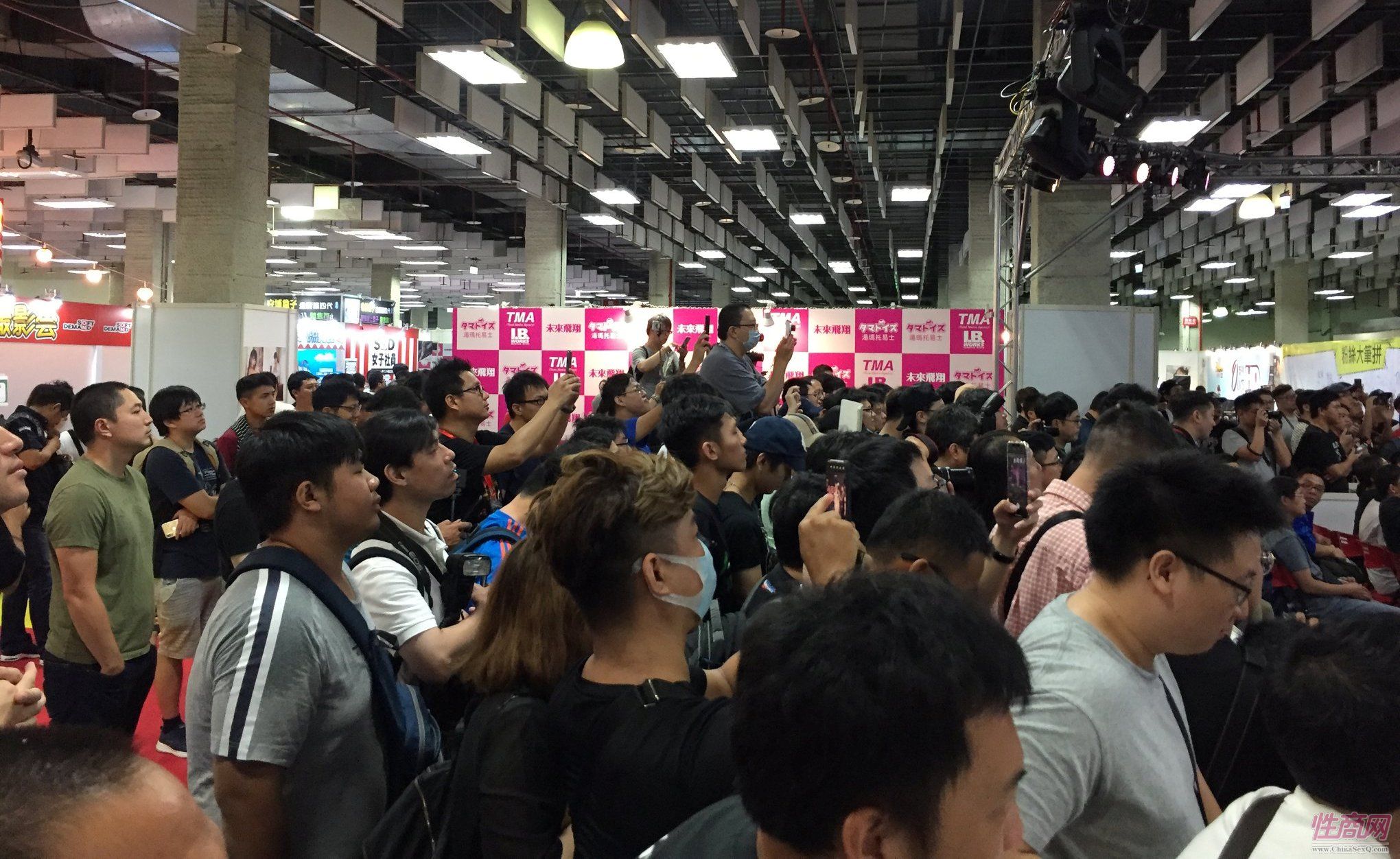 舞台表演吸引众多现场观众