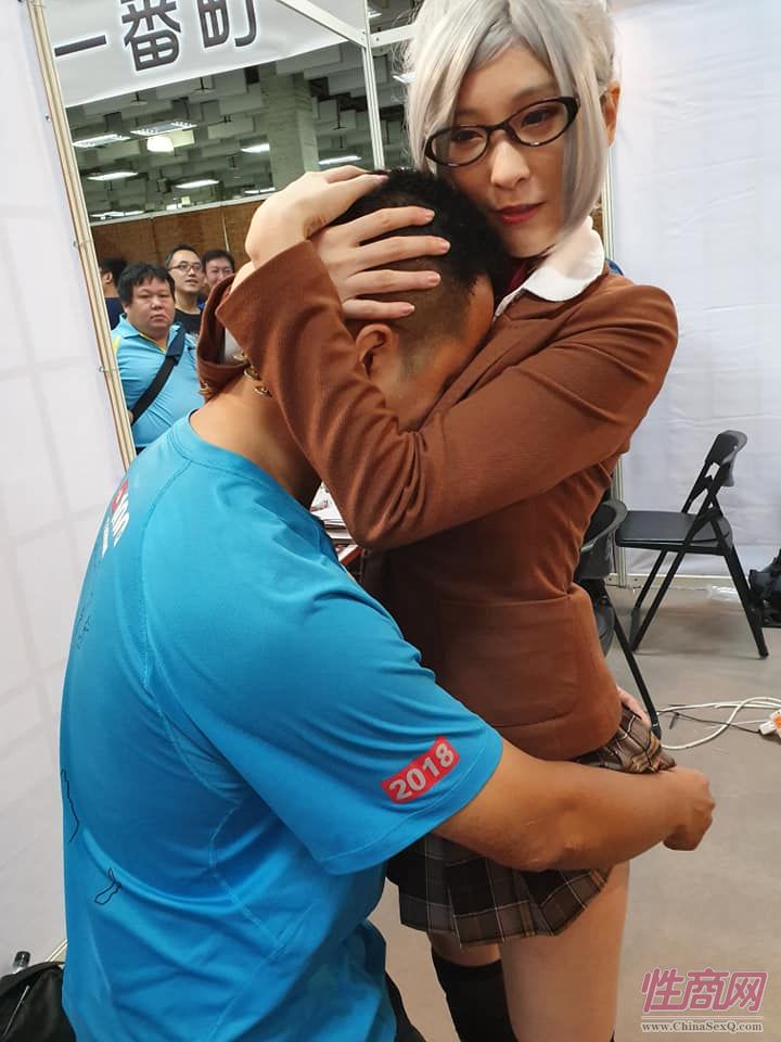 观众和性感魔术师合影