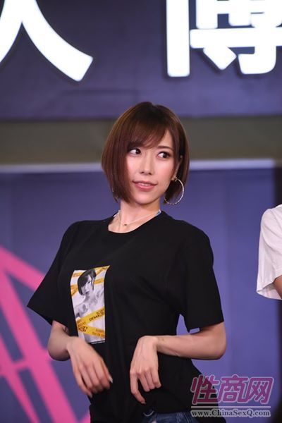 登台表演