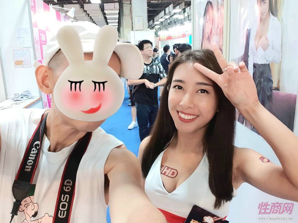 观众和可爱的模特合影