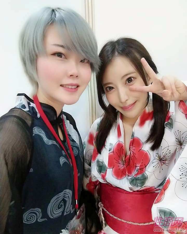 酷帅的绳缚术女玩家和艾薇女优合影