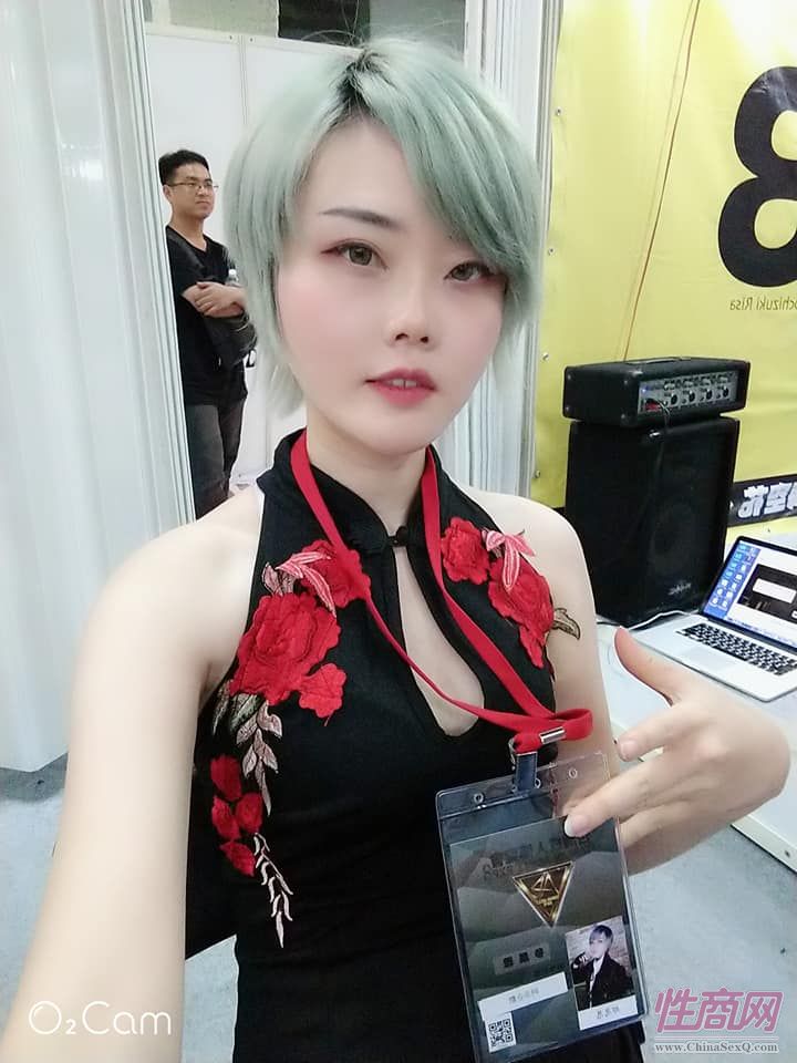 酷帅的绳缚术女玩家自拍