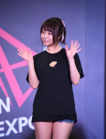 Ů�żα���̨����