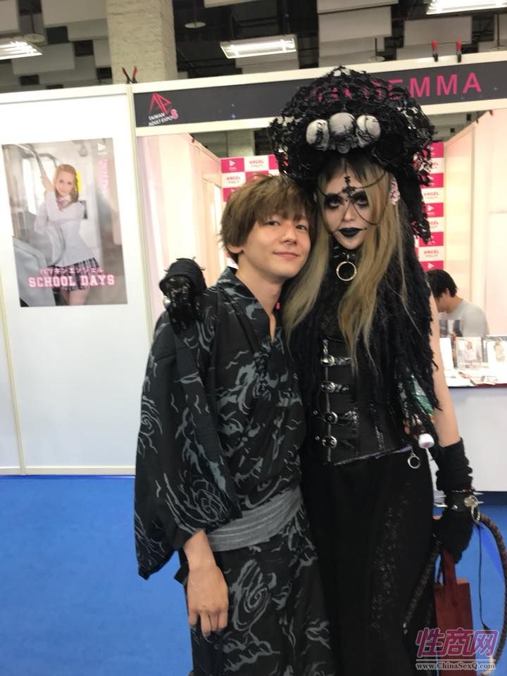 日本男优嘉宾和大魔神