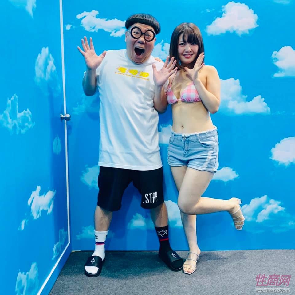 台湾综艺主持人和女嘉宾合影