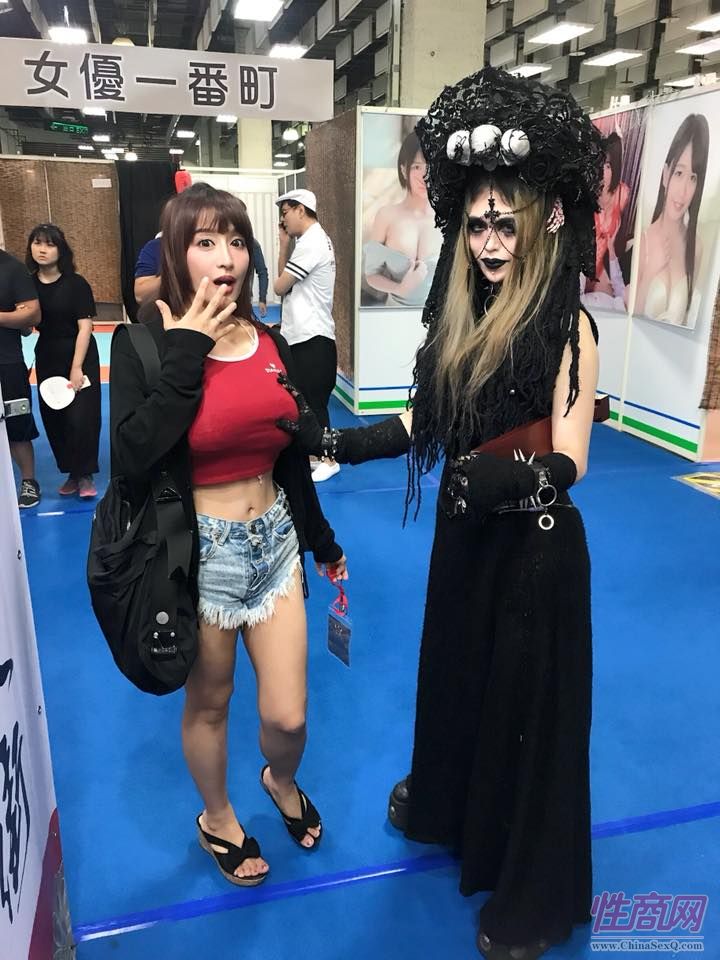 重口的大魔王异装秀让艾薇女优惊恐