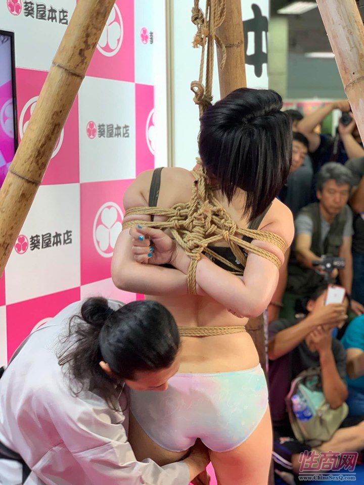 专业玩家表演绳缚术游戏