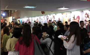 ��ɫ������Ů