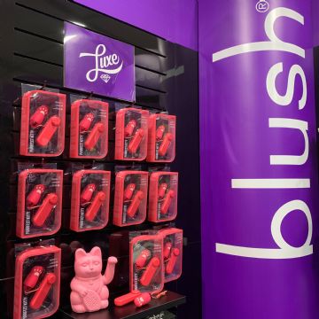 blushչ���ϵ��в�è�����ж����Ļ���ɫ