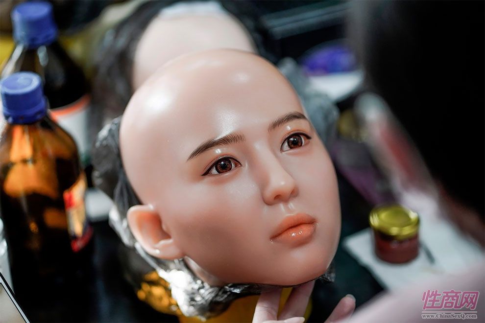 情趣娃娃眼睛、眉毛、嘴唇都经过上色,和真人化妆一样