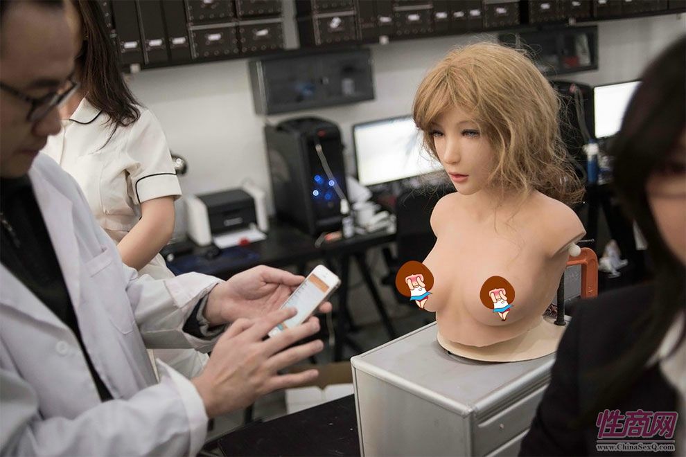 工程师在进行各项功能测试