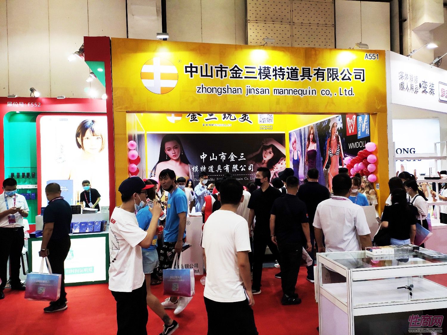 金三娃娃展台前一直爆满