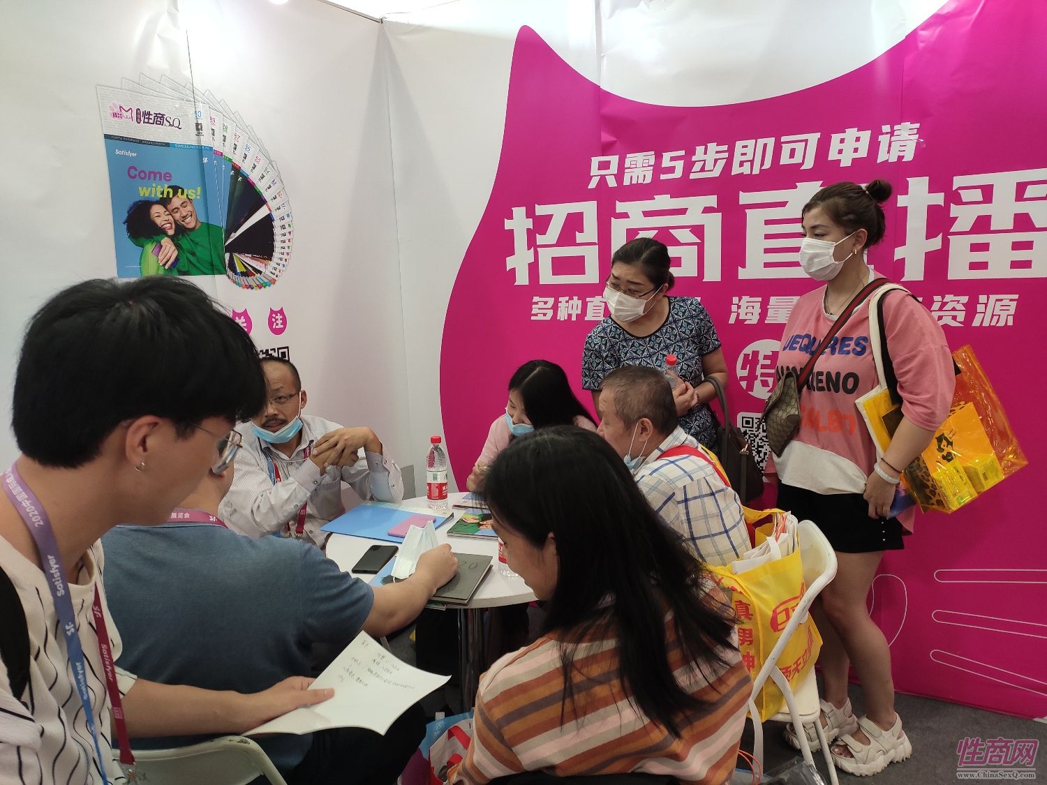 性商网展台上,大家对于招商直播的形式十分感兴趣