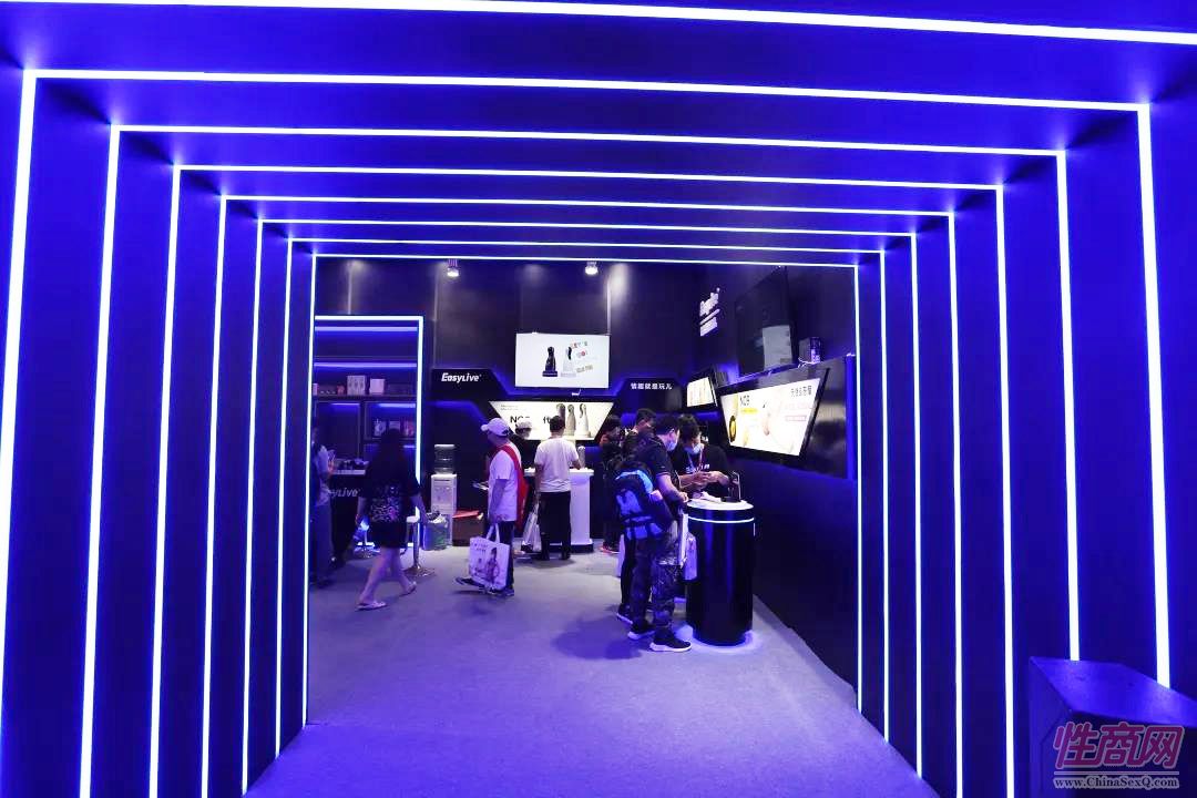 Easylive 展台的灯光十分耀眼