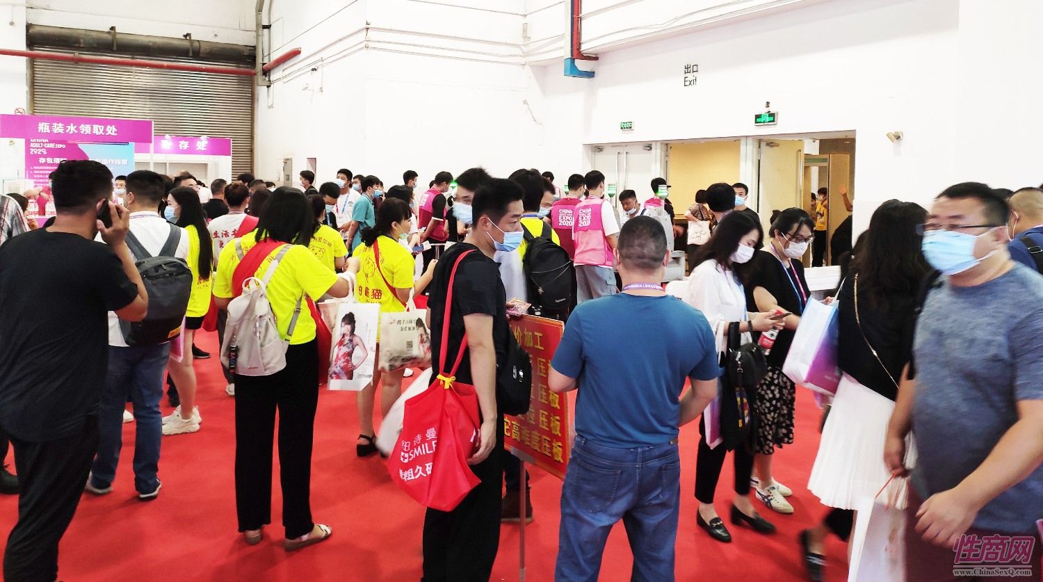 展会入口聚集了大量观众