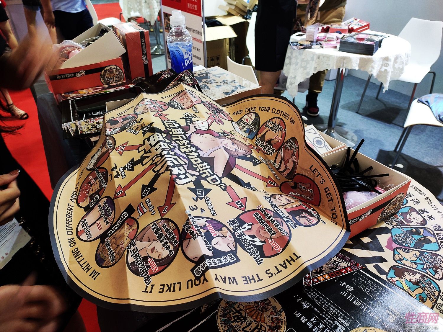 这是一款情趣桌游产品