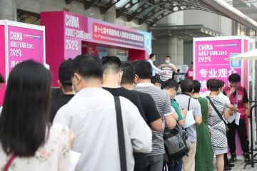 专业观众十分热情，入口处排起了长龙