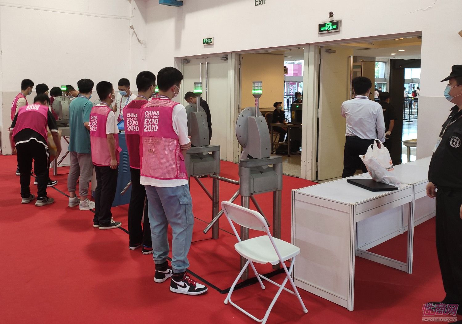 展会每个闸机处都设有服务人员