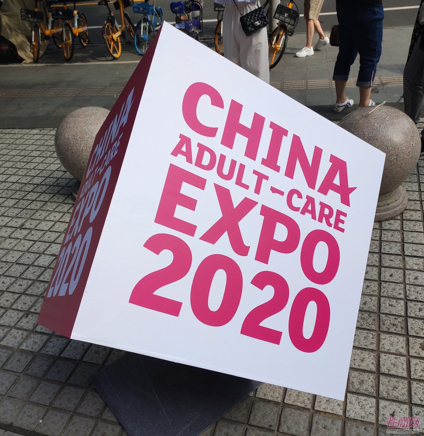 展馆外的展会宣传物料