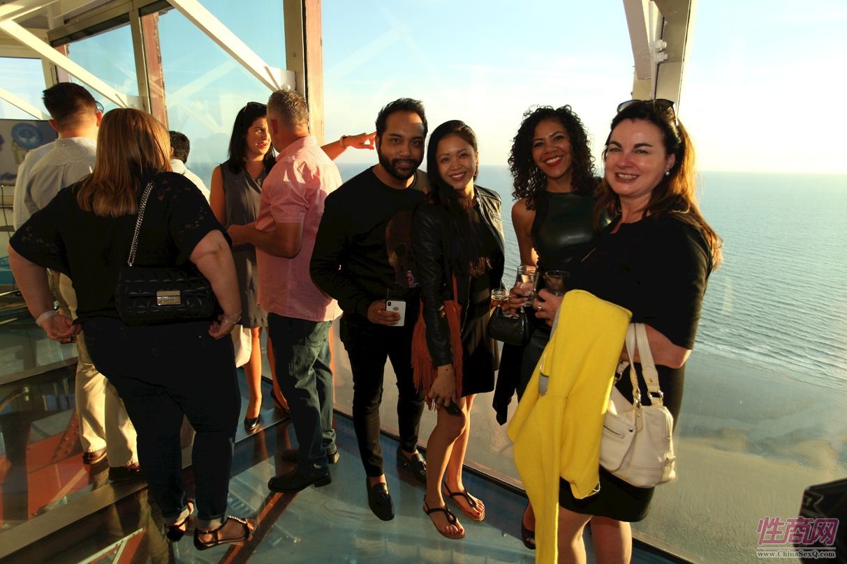 嘉宾们观看晚霞