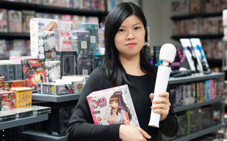 美女无惧网店竞争，坚持开情趣用品实体店：客人看到产品更放心啊