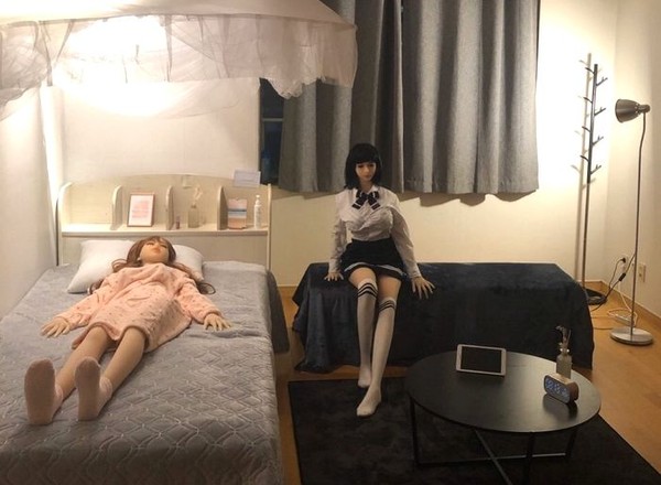 韩国警方也查封“情趣娃娃体验店”，被批双重标准