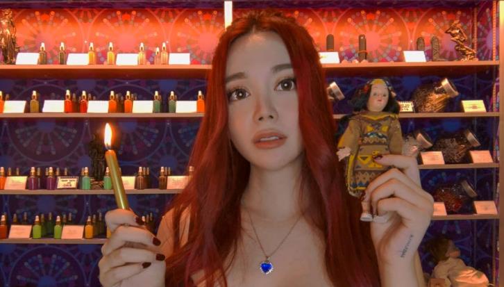 华裔少女自称黑女巫，卖私密蜡烛、爱情魔法精油年入百万