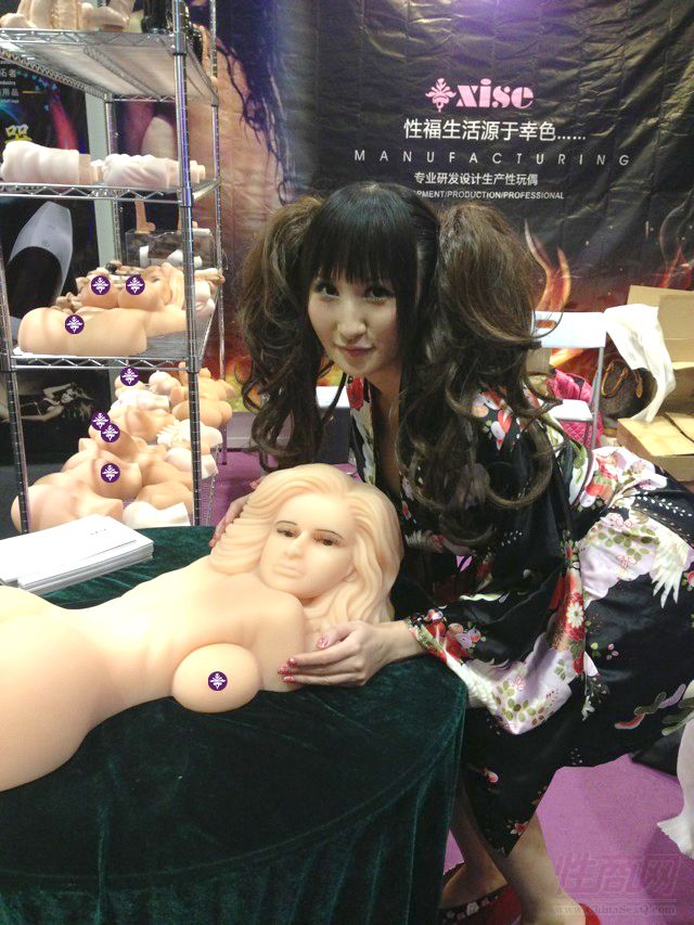 美女网红和幸色倒模玩具合影