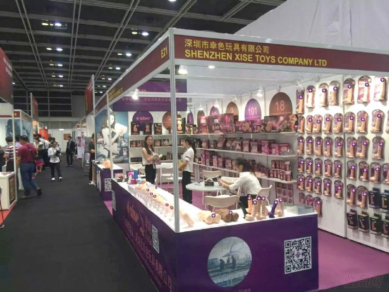 ��ɫ���չ��