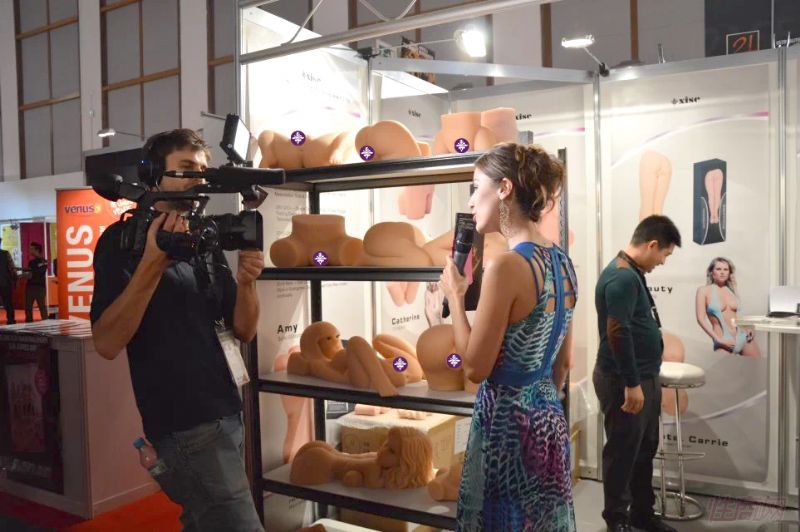 ý��ɷ���ɫ���չ��