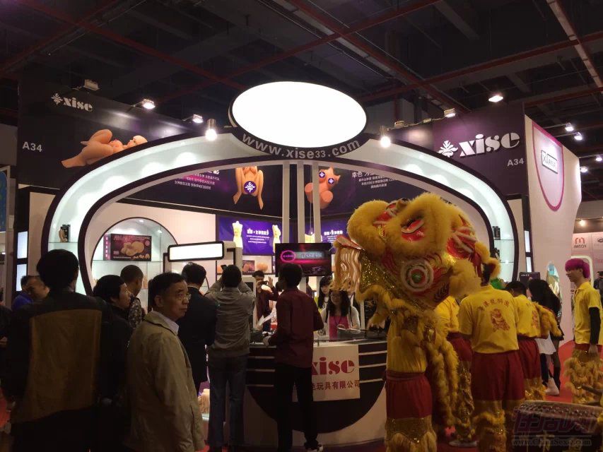 幸色玩具展区前的舞狮表演